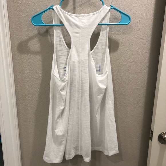 Vineyard Vines performance white tank - Picture 2 of 5